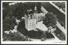 17141 Luchtfoto van Kasteel Nijenrode (Straatweg 25) te Breukelen.